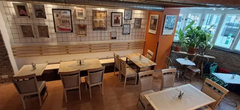 Hidden Giraffe café — Inside 10