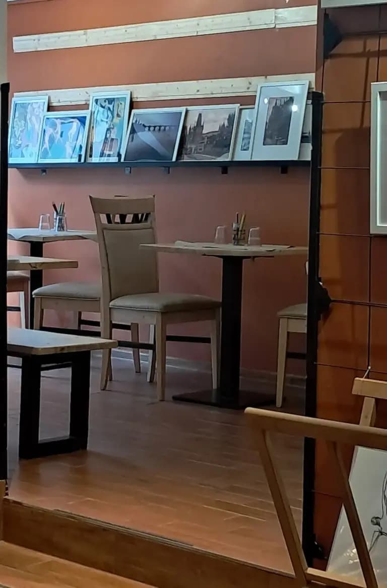 Hidden Giraffe café — Inside 3