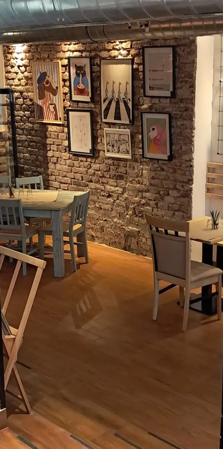 Hidden Giraffe café — Inside 8