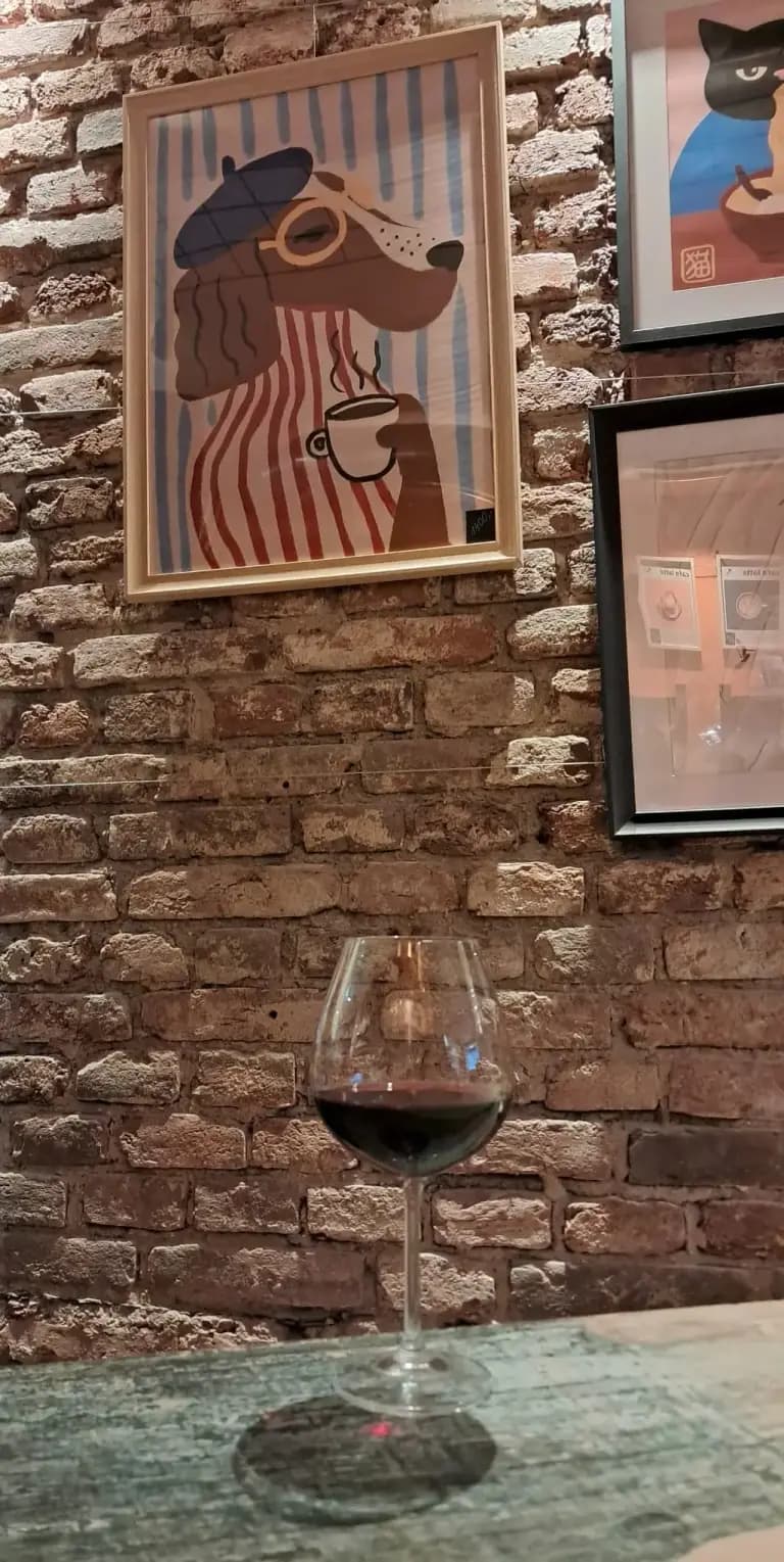Hidden Giraffe café — Pic Wine 1